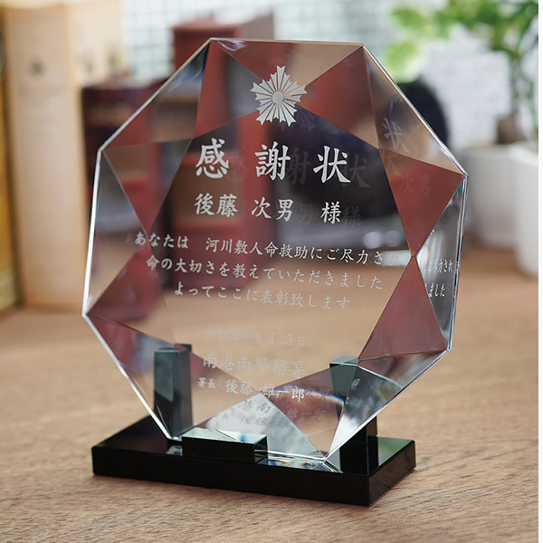 usjユニバーサルスタジオジャパンオープン記念品　クリスタルガラス盾 02cy_dp19-m-01-pl.jpg